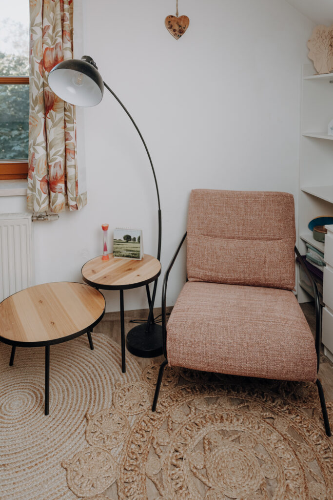 Gepolsterter Stuhl mit Besprechungstisch und Lampe