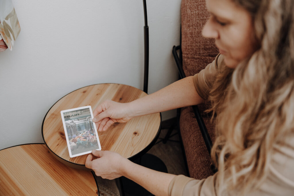 Frau hält Foto von Stofftieren in der Hand